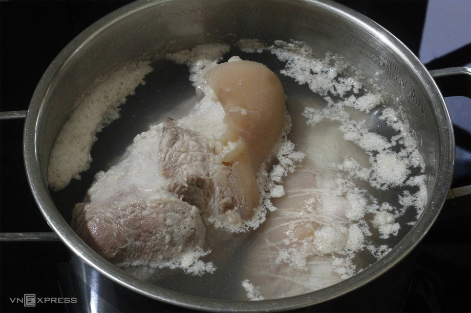 Hiện tượng váng bọt trắng khi luộc thịt